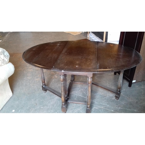 479 - Old oak gate-leg drop leaf oval dining table 110 cm wide