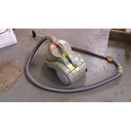 516 - Dyson dc02 cylinder vac in working order