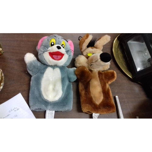 118 - 2 x retro glove puppets being tom (tom and jerry) and wile e coyote