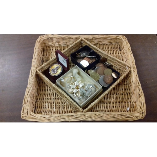 689 - Wicker tray of assorted coinage, brooches,  2 x gold coloured necklaces, pendant, pin & 2 x old pinc... 