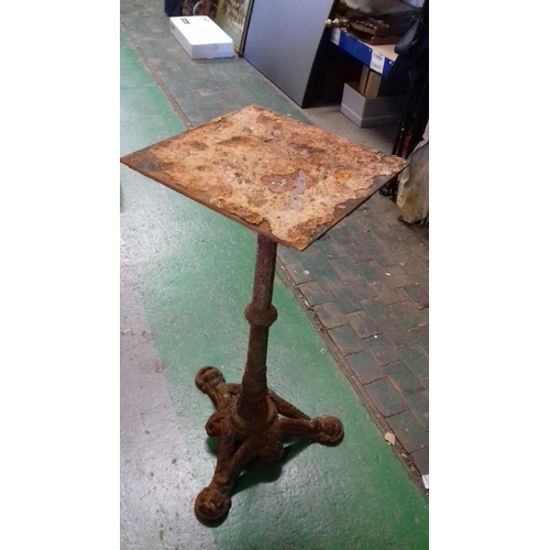 501 - Rusty victorian? garden table pedestal