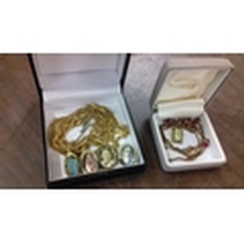 689 - Wicker tray of assorted coinage, brooches,  2 x gold coloured necklaces, pendant, pin & 2 x old pinc... 