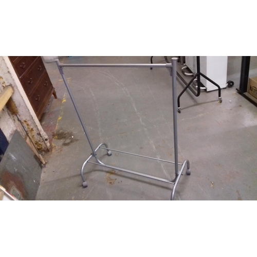 523 - 3 ft portable clothes rail