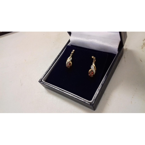 682 - 9c stamped 9 carat gold ear rings in box