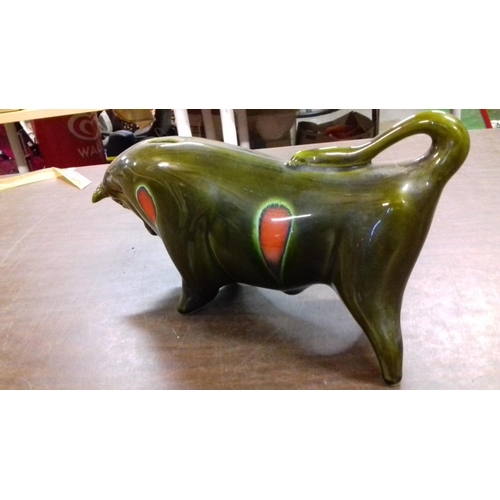 38 - Vntage trentham? bull money bank with stopper