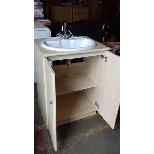 478 - Ceramic sink with mixer tap in 60 x 47 x 85 cm light wood cabinet