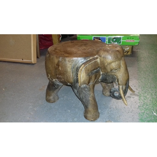 437 - 22 cm tall carved wooden elephant plant stand