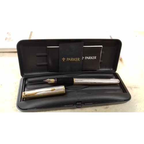 618 - Boxed silver with gold colour finish Parker fountain pen with 18k 750 stamped nib