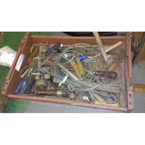 415 - Brown tray of assorted vintage tools etc