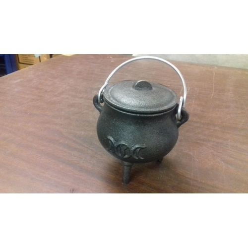 98 - Small cast iron gypsys cauldron with lid 11 cm tall