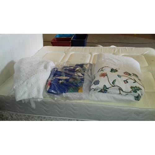 182 - Bundle of assorted bedding