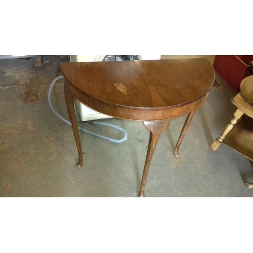 549 - 77 cm wide and 38 cm deep 3 leg half moon hall table