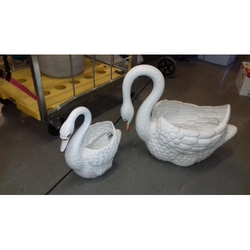 213 - 2 x graduated plastic swan planters largest being 62 cm wide and 52 cm tall