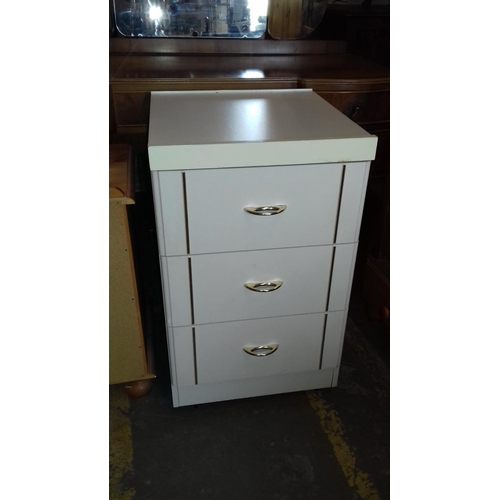 478 - 45 x 47 x 75 cm white 3 drawer bedside cabinet on wheels