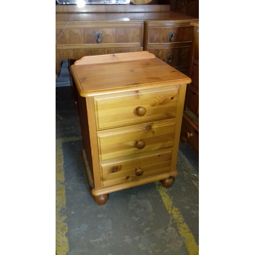 475 - 46 x 36 x 66 cm pine 3 drawer bedside cabinet