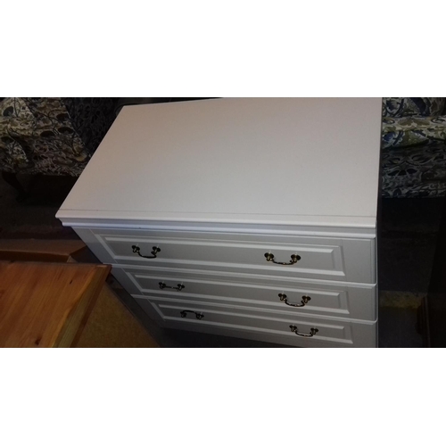 488 - 79 x 47 x 70 cm white 3 drawer chest