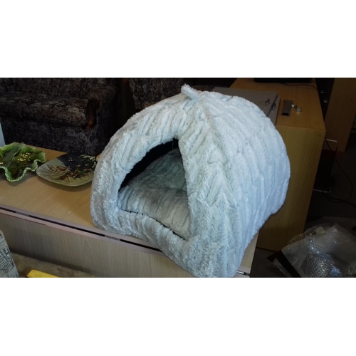 163 - Soft feel igloo cat bed