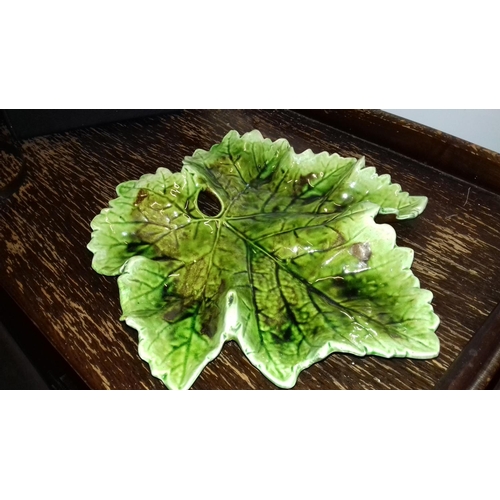 86 - 28 x 27 cm Bretby Majolica leaf shaped serving dish