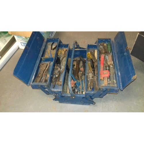 315 - Blue rusty cantilever tool box and contents