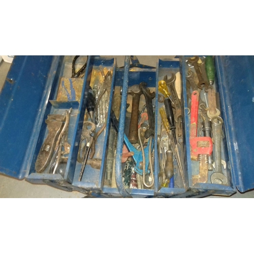 315 - Blue rusty cantilever tool box and contents