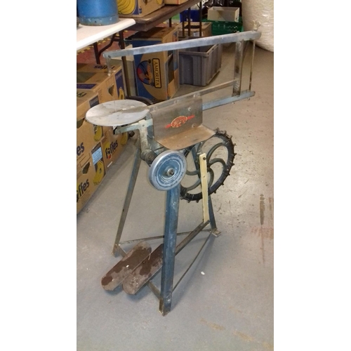 405 - Hobbies 'the gem' vintage treadle fret saw