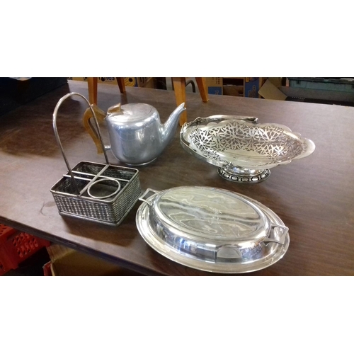 321 - Small bundle of assorted metalware items inc' teapot etc