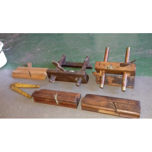 143 - Bundle of assorted vintage woodworking planes etc