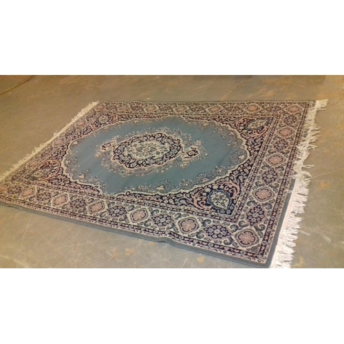 4 - Large green patterned rug in good condition approx 240 x 170 cm