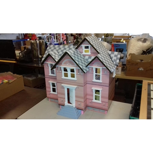 243 - 75 x 70 x 50 cm dolls house