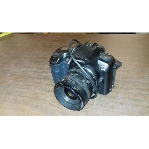 578 - Canon EOS D30 digital camera with lens and charger