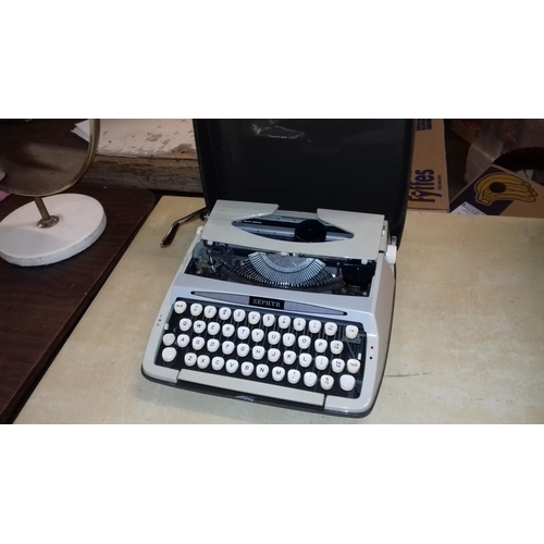 121 - Retro zephyr deluxe manual typewriter