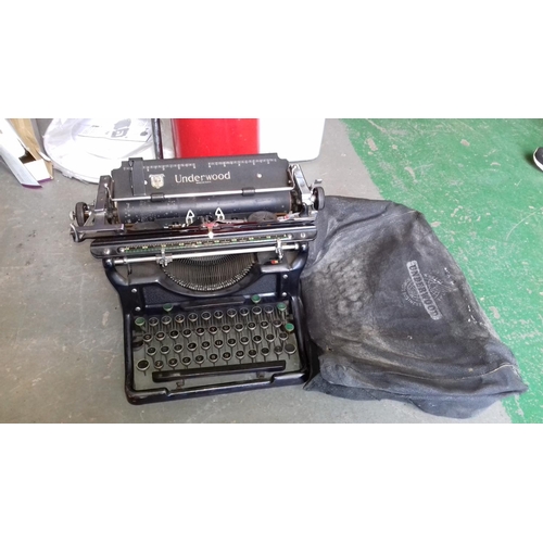 307 - Vintage 1940's Underwood manual typewriter in good condition with distressed cover