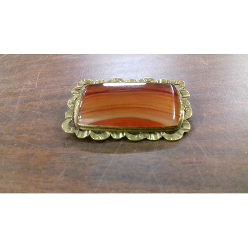 555 - Victorian agate brooch in yellow metal mount