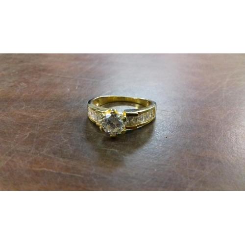 562 - 925 elanza stamped gold coloured silver ring size O