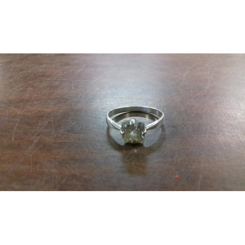 563 - 925 stamped silver solitaire ring size R