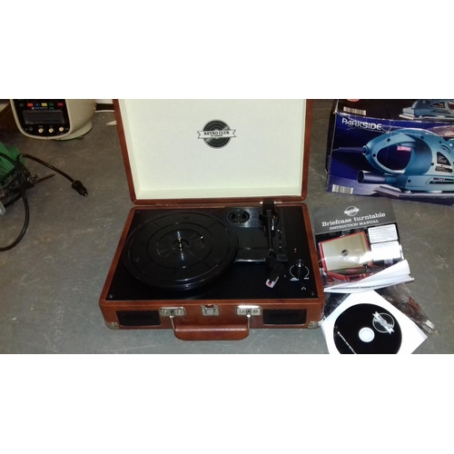 518 - Zennox retro club briefcase turntable with installation disc and manual