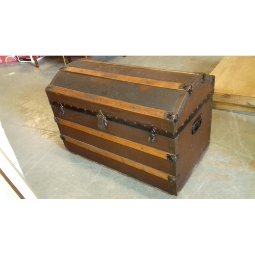 439 - 85 x 46 x 57 cm tall wooden banded dome shaped trunk, internal tray missing and repair needed to cat... 