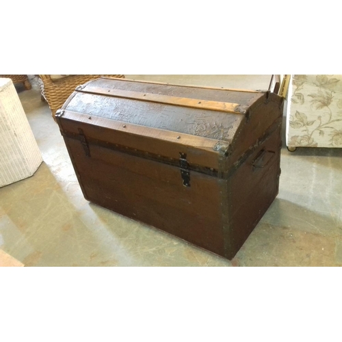 439 - 85 x 46 x 57 cm tall wooden banded dome shaped trunk, internal tray missing and repair needed to cat... 