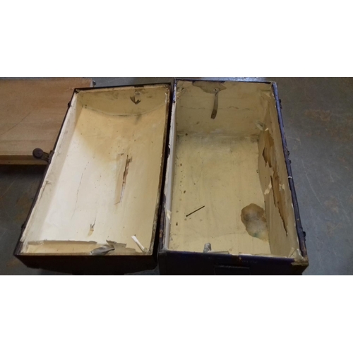 439 - 85 x 46 x 57 cm tall wooden banded dome shaped trunk, internal tray missing and repair needed to cat... 