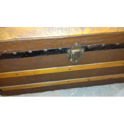 439 - 85 x 46 x 57 cm tall wooden banded dome shaped trunk, internal tray missing and repair needed to cat... 