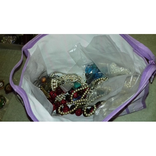 589 - Bag of assorted fashion jewellery necklaces, bracelets etc