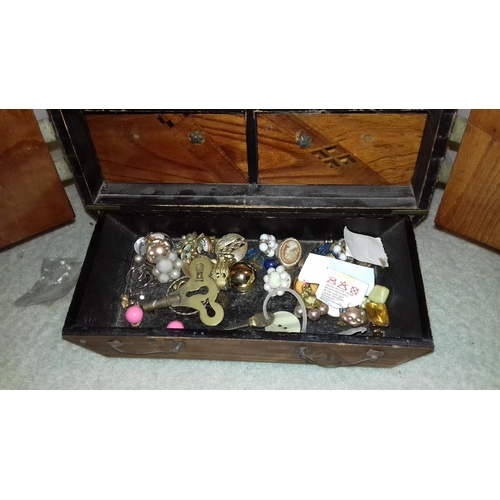 72 - Victorian parquetry Japanese style jewellery box (needs minor restoration) and contents