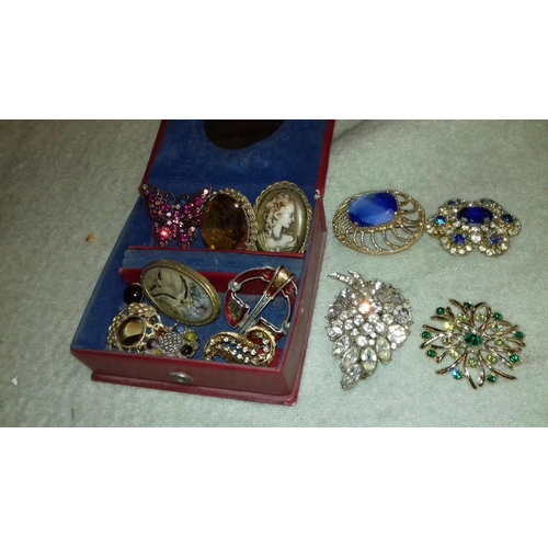 577 - Bundle of assorted jewelled and other costume and fashion brooches