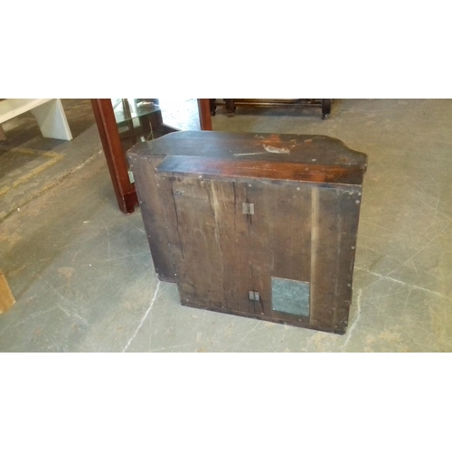 470 - 67 x 28 x 50 cm tall Victorian bevelled glass front cabinet, lockable with key present