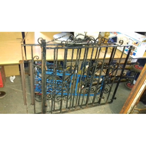 530 - Pair of 199 cm long cast iron garden gates