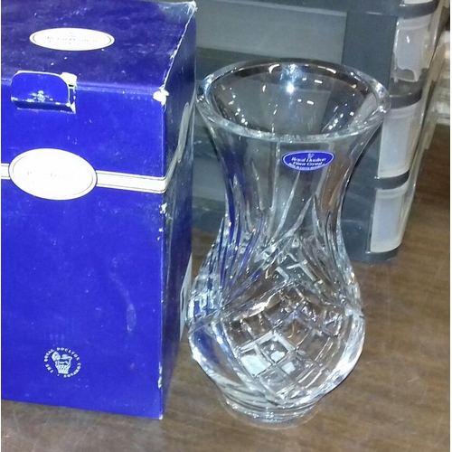 121 - Boxed 20 cm tall Royal Doulton crystal 'Tewkesbury' vase