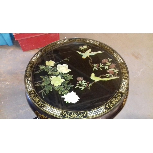 564 - 80 cm diameter glass top Chinese lacquered look cocktail table with 4 x stools. All with mother of p... 