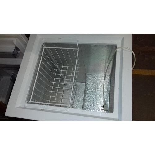 479 - White LEC box chest freezer