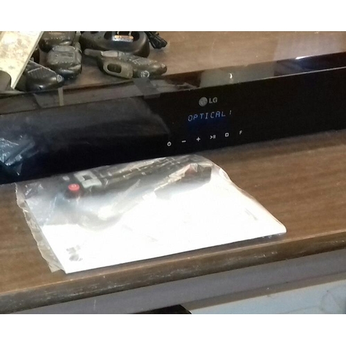 487 - LG 300 wt soundbar system with subwoofer, remote and manual in working order