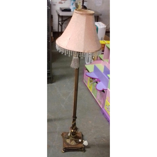 482 - Standard pedestal style floor lamp with shade